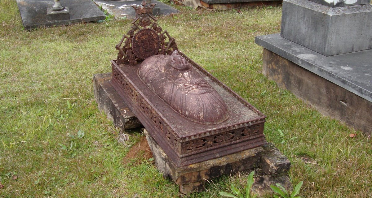 victorian-cast-iron-grave-monument-lg