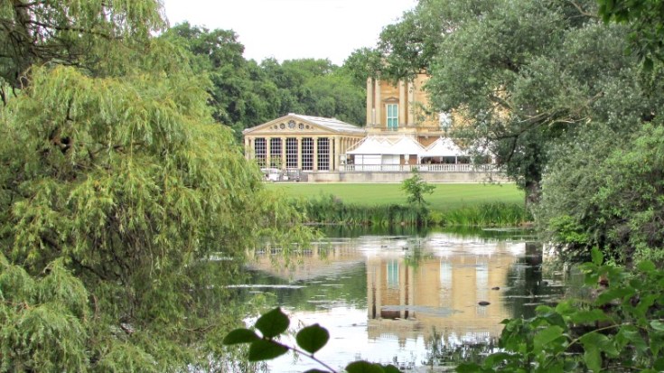 buckingham-palace-garden-lake