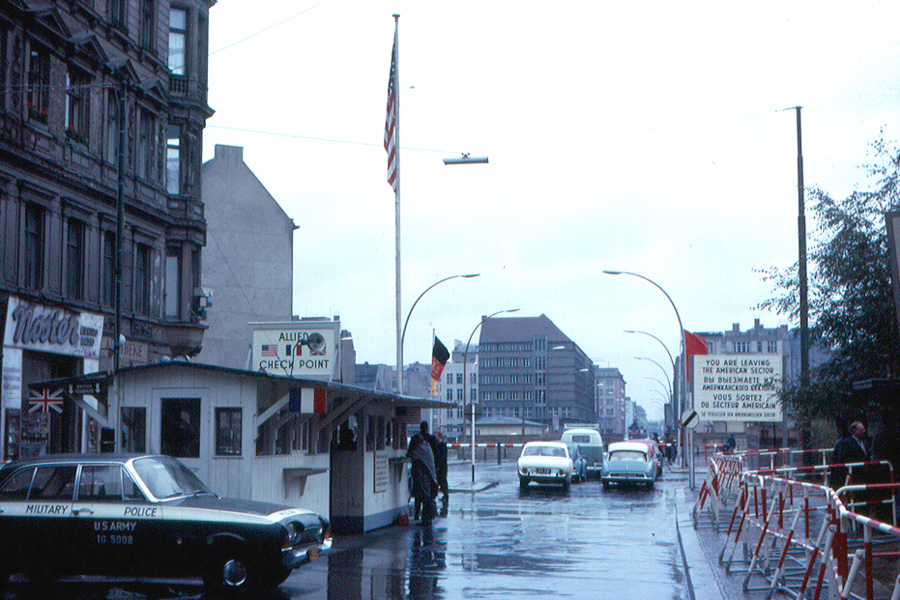 berlin_-_checkpoint_charlie_1963